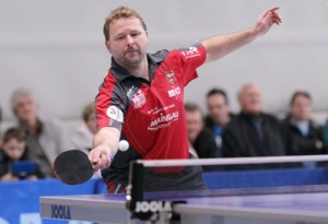 Hans-Jürgen Fischer konnte sich wie im Hinspiel gegen dem besten Spieler der Regionalliga, Sam Walker vom TTC Seligenstadt, durchsetzen