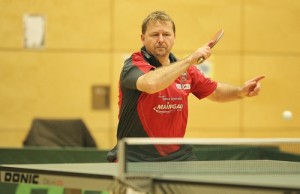 Im Einzel ungeschlagen, im Doppel mit Gregor Surnin ungeschlagen, mit der TG Obertshausen ungeschlagener Herbstmeister der Tischtennis-Oberliga: Hansi Fischer