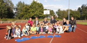 Trikotübergabe mit dem Spender Dennis Kern (rechts)